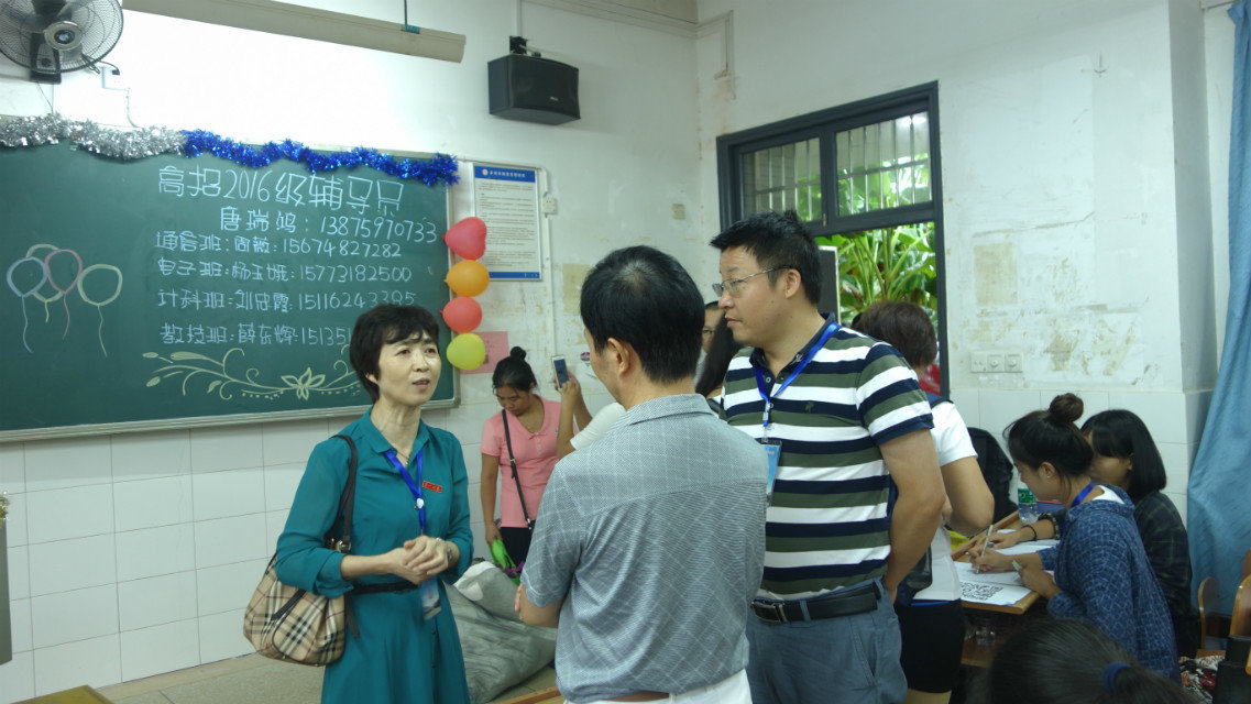 童小娇校长前来指导工作 童小娇校长前来指导工作