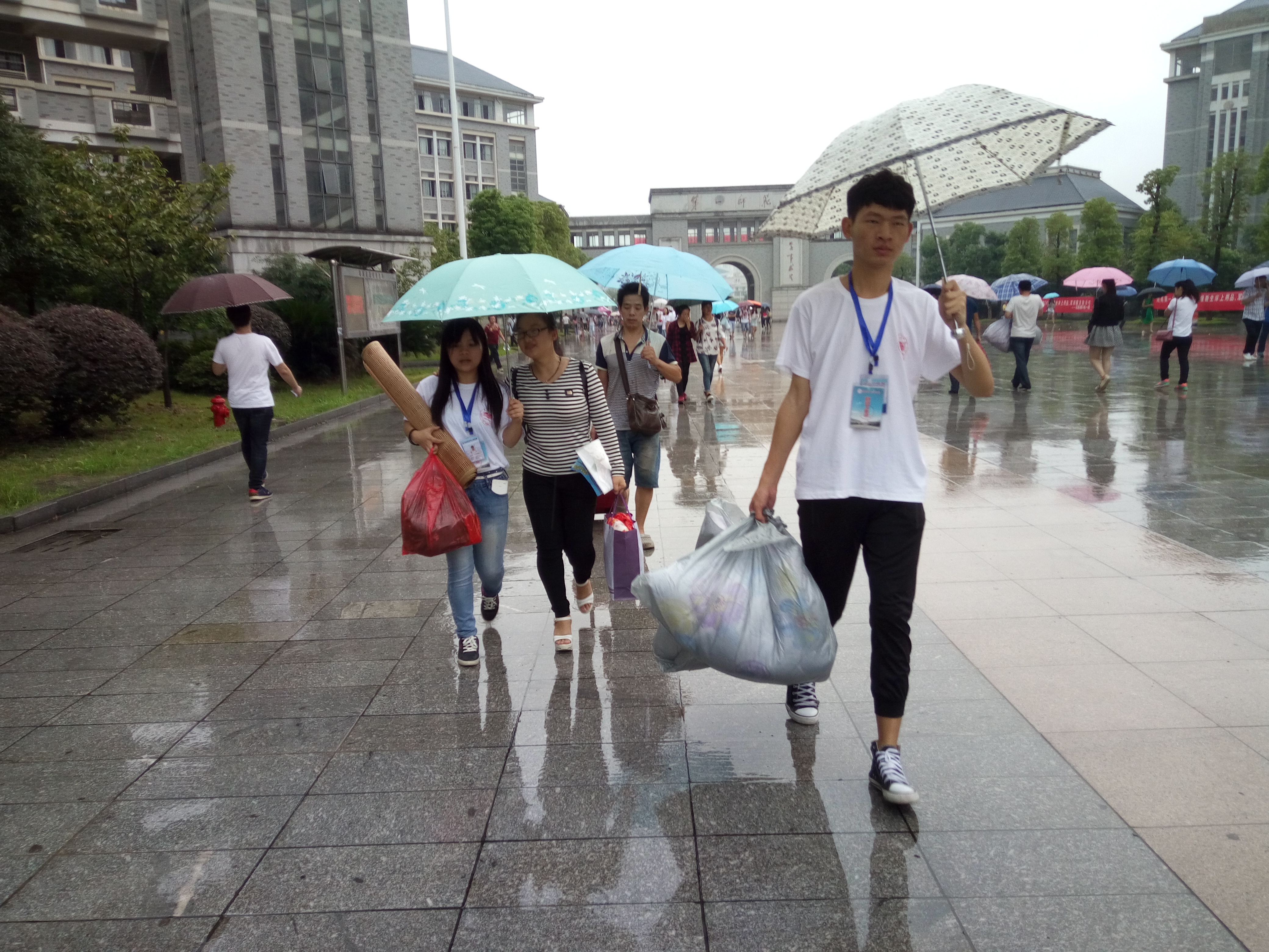 志愿者引导新生入住宿舍 志愿者引导新生入住宿舍